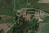 Kirkegården ligger et lille stykke fra selve Brahetrolleborg Kirke. Den ses i nederste venstre hjørne. Foto: Google Maps