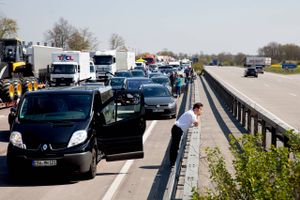 Med over 1.000 vejarbejder er der allerede nu trængsel på de tyske motorveje, hvor der i bl.a. Hamborg er risiko for kø. Og efter den tyske regerings beslutning om at skære en luns af benzinprisen i landet, tror flere parter nu på, at ikke kun flere tyskere, men også flere danskere finder vej til den i forvejen pressede autobahn.