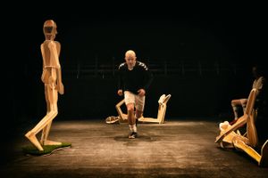 Morten Lundgaards vellykkede teaterversion af Stig Tøftings livshistorie fra biografien ”No Regrets” lærer os, at modgang hærder. 