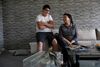 Najah Jmaa vil gerne have et job, men får afslag, fordi hun ikke er så god til dansk. Her ses hun sammen med sin søn Ibrahim Jmaa på 11 år, og hans to fugle, Adidas og Gucci, i familiens lejlighed i Gentofte. Ibrahim Jmaa taler flydende dansk og hjælper også sin mor til at blive bedre til sproget. Foto: Charlotte de la Fuente