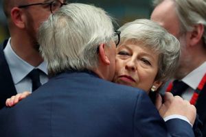 Formanden for EU-Kommissionen, Jean-Claude Juncker hilser på Storbritanniens premierminister Theresa May i Bruxelles. Foto: Yves Herman/Reuters