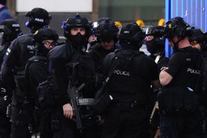 Politiet i London skød fredag en mand med en falsk bombe spændt til kroppen, efter at han havde angrebet civile med en kniv. Mindst tre personer er dræbt, herunder attentatmanden. 