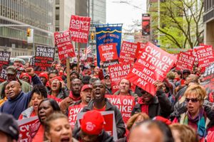 Flere end 2.000 strejkende ansatte i det amerikanske mobilselskab Verizon Wireless demonstrerer i Wall Street mod udflagning af arbejdspladser og dermed - som der står skiltet i midten af billedet - destruktionen af middelklassejob.