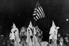 21. September, 1923. Medlemmer af Ku Klux Klan rider i en parade igennem gaderne i byen Tulsa i Oklahoma. (AP Photo)