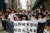 Demokratiforkæmperne Eddie Chu Hoi-dick, Figo Chan og Leung Kwok-hung marcherer i spidsen for protestdemonstrationen mod Hongkongs nye sikkerhedslov på årsdagen for Hongkongs overdragelse til Kina. Demonstrationen var ulovlig, og 370 blev arresteret for at overtræde forbuddet, mens 10 blev anholdt for at have brudt den nye lov. Foto: Tyrone Siu/Reuters