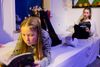 Søstrene Maja Jensen på 11 år (til venstre) og Nanna Jensen på 13 år går i læseklub på biblioteket og læser mindst to bøger hver om måneden. Nogle gange op til 1000 sider. Foto: Gregers Tycho