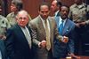Afgørelsen er faldet, og O.J. Simpson frikendes. I baggrunden ses advokat Robert Shapiro. Lige bag ved sportsstjernen står Johnnie Cochran, der førte sagen og forrest F. Lee Bailey, som leverede det vigtige krydsforhør af af politimand Mark Fuhrman. Foto: AP
