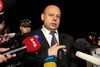 Ukraines energiminister, Yuriy Prodan, taler til medierne uden for regeringsbygningen i Kiev mandag.