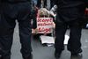 Stop coronaløgnen står der på skiltet, som en demonstrant bærer i Berlin. Foto: Christian Mang/Reuters.