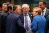 Når premierminister Boris Johnson (midten) trækker briterne helt ud af EU, efterlader han et hul, som de resterende EU-lande ikke umiddelbart kan lukke. Mange frygter, at Tyskland med kansler Merkel i spidsen (til højre med ryggen til) vil lytte for meget til Frankrig, der gerne vil have mere EU-samarbejde. Foto: Frank Augstein / AP