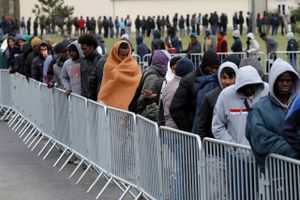 Emigranter står i kø til udlevering af mad i Calais i Frankrig.