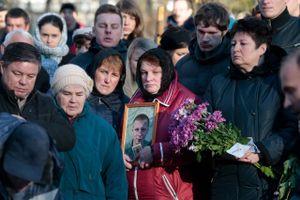 Maria (i midten) begraver sin søn, Alexej Aleksejev, som befandt sig på det russiske Airbus 321-fly, som styrtede ned over den egyptiske Sinai-halvø. I alt blev 224 dræbt.