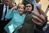 Der blev taget selfies, da den tyske kansler, Angela Merkel, forleden besøgte et asylcenter i Berlin. Foto: Sean Gallup/Getty Images