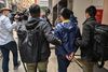 Ben Chung fra en af Hongkongs prodemokratiske grupper føres væk af politiet, efter at han som en af mindst 50 politikere og aktivister blev arresteret i de tidlige morgentimer onsdag. Foto: Peter Parks/AFP