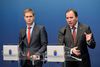 Den svenske statsminister, socialdemokraten Stefan Löfven (til højre), meddelte på et pressemøde onsdag eftermiddag, at svensker skal til nyvalg i marts.