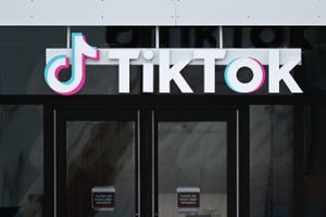 Torsdag meddelte den britiske regering, at den vil forbyde TikTok på mobiltelefoner tilknyttet regeringen.