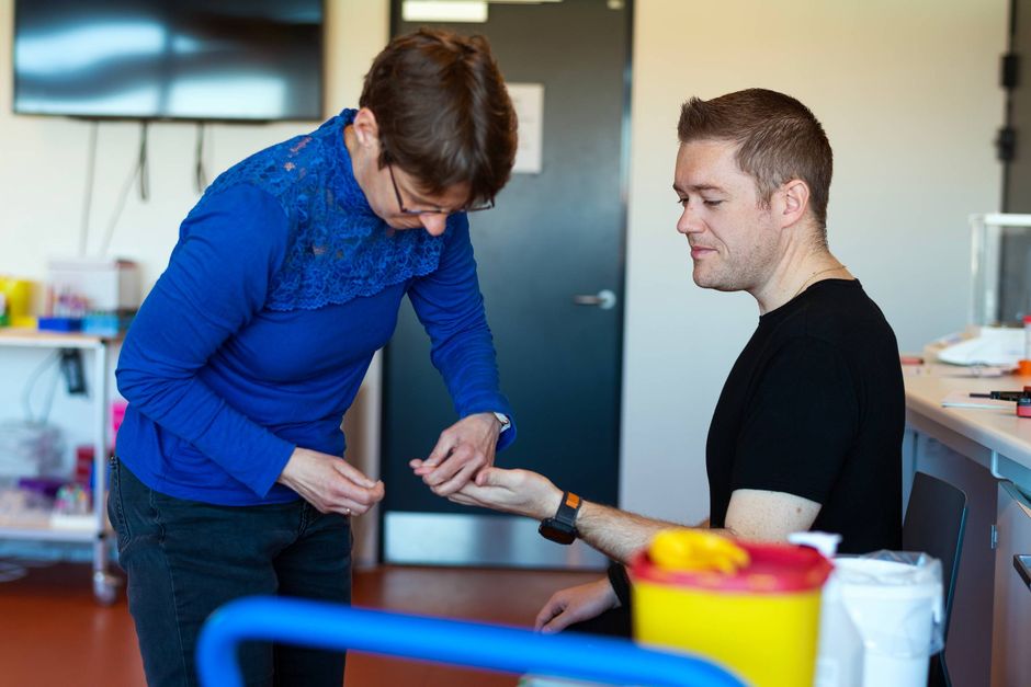 Da Jyllands-Postens test af tre forskellige fastekure begyndte for en måned siden, var der seks deltagere. Nu er der fire tilbage. Da de blev scannet, kom der et resultat, som lektor Mette Hansen fra Institut for Folkesundhed havde forudset.