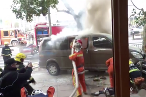 Ifølge kinesiske myndigheder var der ikke tale om bevidst angreb, da en bil fyldt med gasflasker kørte ind i en menneskemængde i Shanghai. 