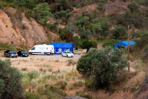 Politihunde og dykkere har deltaget i efterforskning af Madeleine McCanns forsvinden i Portugal over tre dage.