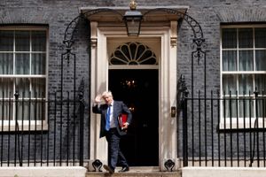 I dagens overblik over det vigtigste skal vi forbi Storbritannien, hvor en presset Boris Johnson må forholde sig til foreløbigt 16 opsigelser blandt egne ministre, der beder ham om at træde af, og en dansk minister, der ikke kan forklare rod i bilagene. 