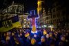 Ved demonstrationen mod islamisering i mandags lykkedes det Pegida at samle 17.500 mennesker i Dresden til afsyngning af julesange. Foto: Hermann Bredehorst/Polaris