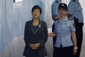 Sydkoreas højesteret stadfæster fængselsdom på 20 år til ekspræsident dømt for bestikkelse og magtmisbrug. 