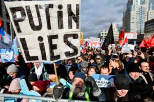 Tusinder protesterede i Moskva mod planer om at isolere Rusland fra det globale internet. Frygten for udenlandske hackere har også fået myndighederne til at forbyde soldaters telefoner.