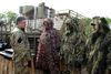 Petro Porosjenko (t.v.) besøger tropperne i det østlige Ukraine, hvor landets militær kæmper mod prorussiske separatister.