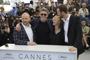 Den polske filminstruktør Paweł Pawlikowski sammen med sine skuespillere fra filmen "Cold War, der er en af de film, der har gjort indtryk under den første del af filmfestivalen i Cannes. Foto: Vianney Le Caer/Invision/