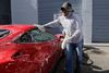 Vasker du bilen i indkørslen, er det svært at undgå, at spildevandet ryger ud på græsplanen eller siver fra fliserne ned i jorden. Foto: Lynne Sladky/AP