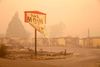 Oregon er lige nu ramt af store skovbrande. Her er det i byen Gates, hvor et skilt er smeltet. Foto: Rob Schumacher/Pool/AFP