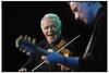 Svend Asmussen i samspil med guitaristen Jacob Fischer, som violinisten arbejdede en del sammen med i den sidste del af sin karriere. Arkivfoto: Morten Langkilde