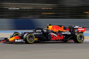Max Verstappen var hurtigst i begge fredagens træninger forud for sæsonåbneren i Formel 1.