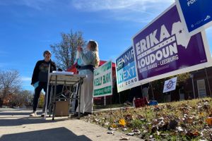 Flere af vælgerne på den lokale high school i byen Leesburg kalder dette års midtvejsvalg for et af de mest afgørende i flere år i USA. Flere tvivler dog på, om valgsystemet overhovedet fungerer. 