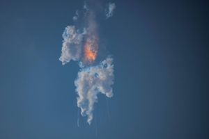 Rumraketten "Starship" fra SpaceX er sendt af sted, efter at en opsending tidligere på ugen blev udskudt. Få minutter efter opsendelsen eksploderede den grundet en separeringsfejl. 