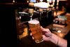 Selv om unge under 18 år måske er vant til at drikke alkohol til gymnasiefester, må man ikke bruge alkohol til at markedsføre grupperejser, der henvender sig til børn og unge under 18 år. Foto: Jakob Jørgensen