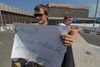 Mens Edward Snowden befinder sig i Moskvas internationale lufthavns transitområde, står støtterne udenfor. På skiltet står: "Edward! Rusland er dit andet fædreland!"