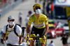 Selv ikke manden i den gule førertrøje – Julian Alaphilippe – får lov til at slippe for det allestedsnærværende mundbind under Tour de France. Kun når løbene er i gang. Foto: Sebastien Nogier/Reuters
