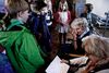 3.y fra Kvikmarkens Privatskole i Buddinge havde tegninger med til Sonja Bandman (øverst i billedet) og Fanny Poulsen (nederst i billedet), da de to jødiske kvinder kom og fortalte om flugten til Sverige i 1943. Foto: Gorm Branderup