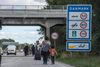 Flygtninge bevægede sig mandag nordpå fra deres ankomst i Danmark i Rødby. Regeringen er i gang med at afklare, om de kan fortsætte til Sverige. Foto: Per Rasmussen/Polfoto