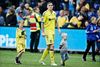 Brøndby er et stykke efter det ønskede. Det blev skåret ud i pap, da holdet søndag fik overrakt bronzemedaljer efter 0-1 nederlaget til Esbjerg. Daniel Agger smed medaljen, så hurtigt han kunne, men medaljen kom dog med hjem – rundt om halsen på en af de to sønner. Foto: Jens Dresling/Polfoto