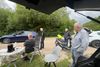 Aktivister informerer i juli og august turister om dyrevelfærdsproblemer, som de ser dem, ved daglige kaffemøder ved Mols Lab. Foto: Pressefoto - Øxenholt Foto.
