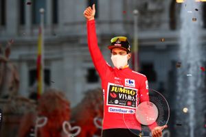 Den forsvarende vinder Primoz Roglic vandt første etape af Vuelta a España efter en enkeltstart.