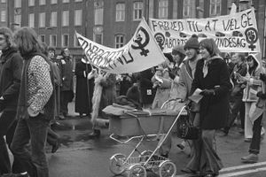 Retten til fri abort blev vedtaget i Folketinget 1973, hvor grænsen for svangerskabsafbrydelse blev sat ved 12. uge af hensyn til risikoen for komplikationer, men den risiko er ikke den samme i dag som for 49 år siden, derfor bør abortlovgivningen tages op til revision, mener ledende overlæge Peter Møller Andersen. På billedet ses en demonstration i forbindelse med abortlovgivningen i 1973. Arkivfoto: Lars Hansen  