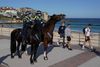 Politi patruljerer ved Sydneys berømte strand Bondi Beach for at sikre, at coronarestriktionerne bliver overholdt. Foto: Loren Elliott/Reuters