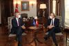 Natos generalsekretær, Jens Stoltenberg, mødtes mandag med Tyrkiets udenrigsminister, Mevlüt Cavusoglu. Tirsdag går turen til den græske modpart i konflikten. Foto: Reuters