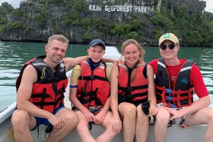 Da Kenneth Theilgaard Roslind fik et jobtilbud i Malaysia, tog han det for givet, at familien ville sige nej – men det gjorde den ikke, så i dag bor og arbejder han på den anden side af kloden.