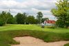 På vej op mod 18. hul kommer klubhuset til syne i baggrunden med dens indbydende terrasse og løftet om en svalende drink. Foto: Torben Thornæs Andersen