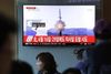 På Seouls hovedbanegård vist tv-skærmene søndag optagelser af tidligere nordkoreanske missilaffyringer. Foto: Ahn Young-joon/AP