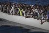 Migranter må ofte reddes fra deres skrøbelige både på vejen over Middelhavet. Her venter 193 personer på at komme over på et sikkert skib under en redningsaktion i januar. Foto: Sima Diab/AP
